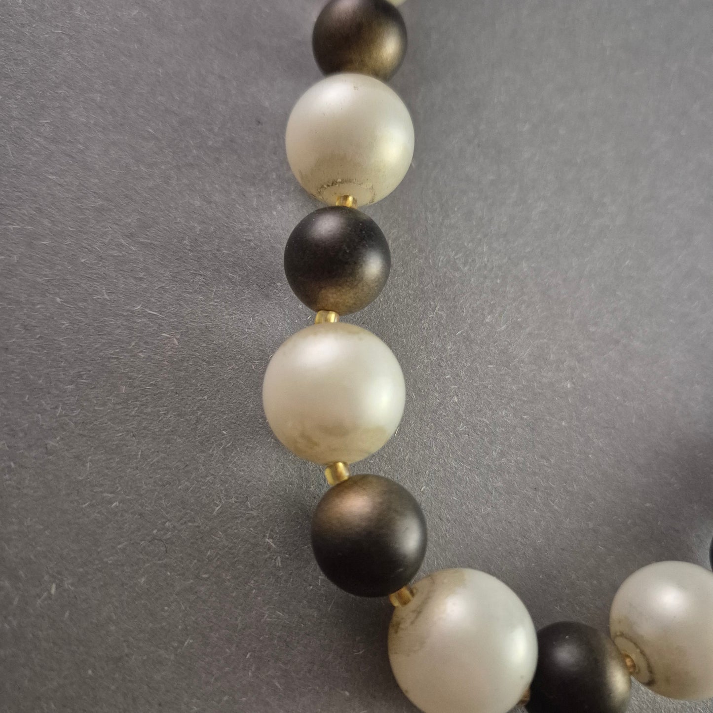 Elegante Perlenkette – Klassisches Schwarz-Weiß Design