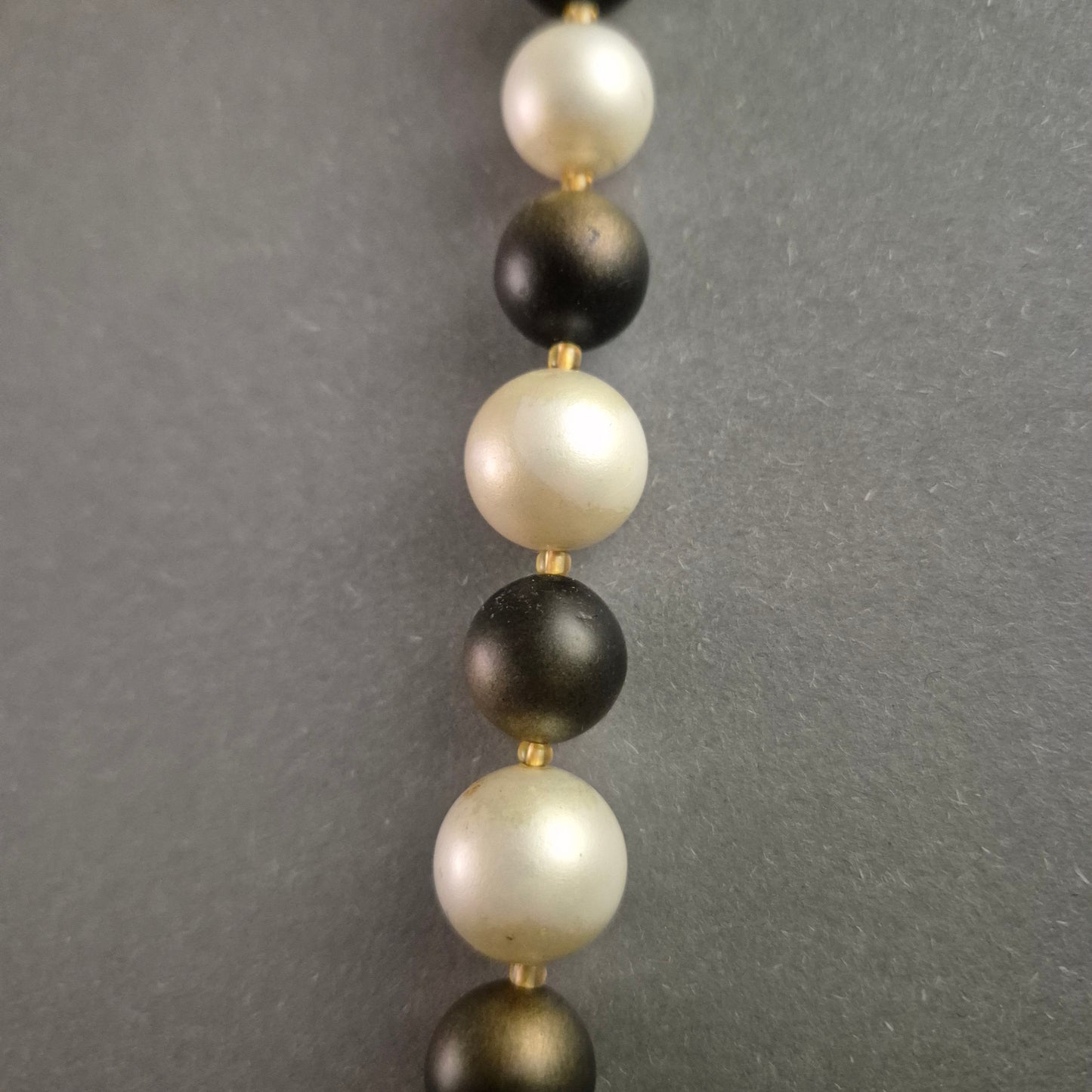 Elegante Perlenkette – Klassisches Schwarz-Weiß Design