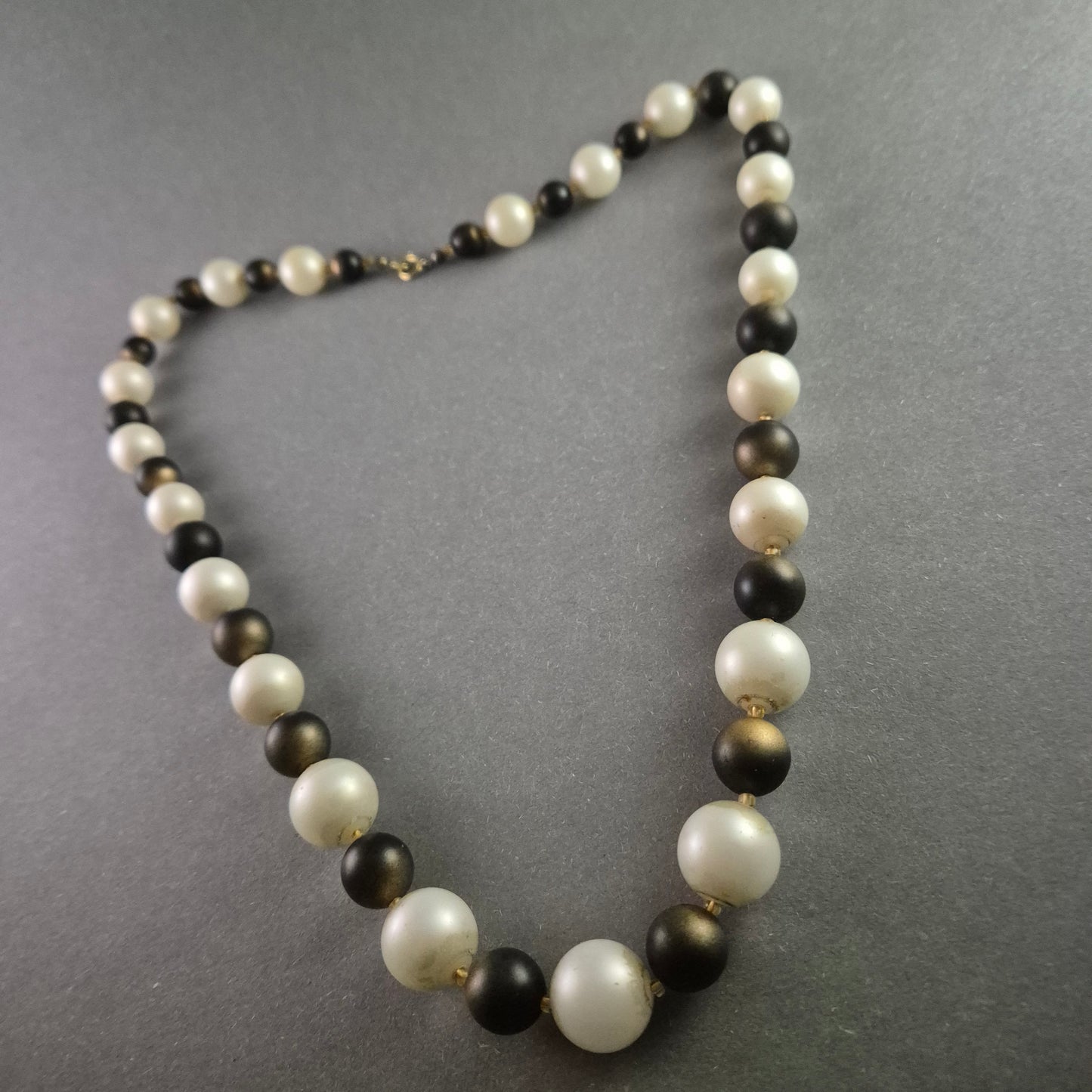 Elegante Perlenkette – Klassisches Schwarz-Weiß Design