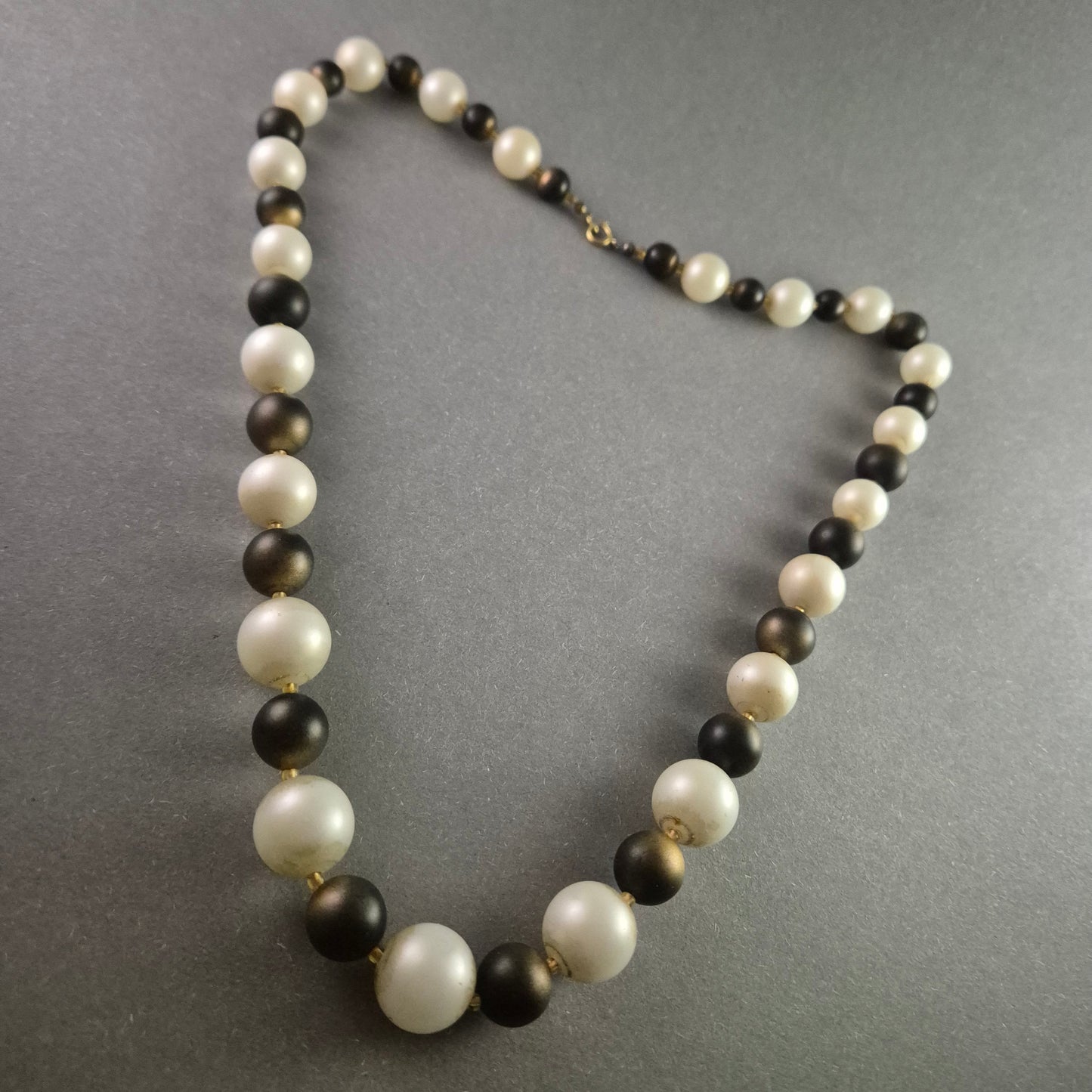 Elegante Perlenkette – Klassisches Schwarz-Weiß Design