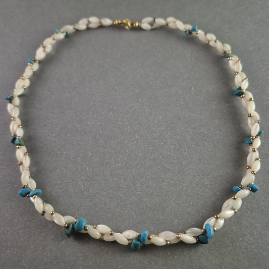 Filigrane Vintage-Perlenkette – Elegantes Weiß mit Türkis-Akzenten