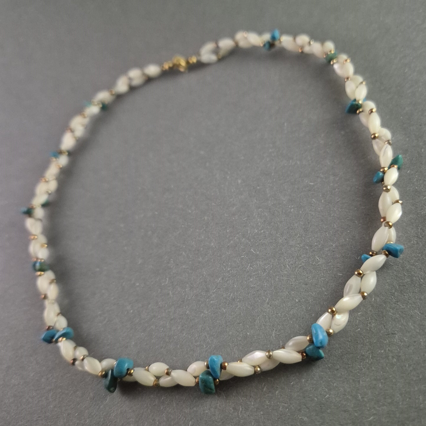 Filigrane Vintage-Perlenkette – Elegantes Weiß mit Türkis-Akzenten