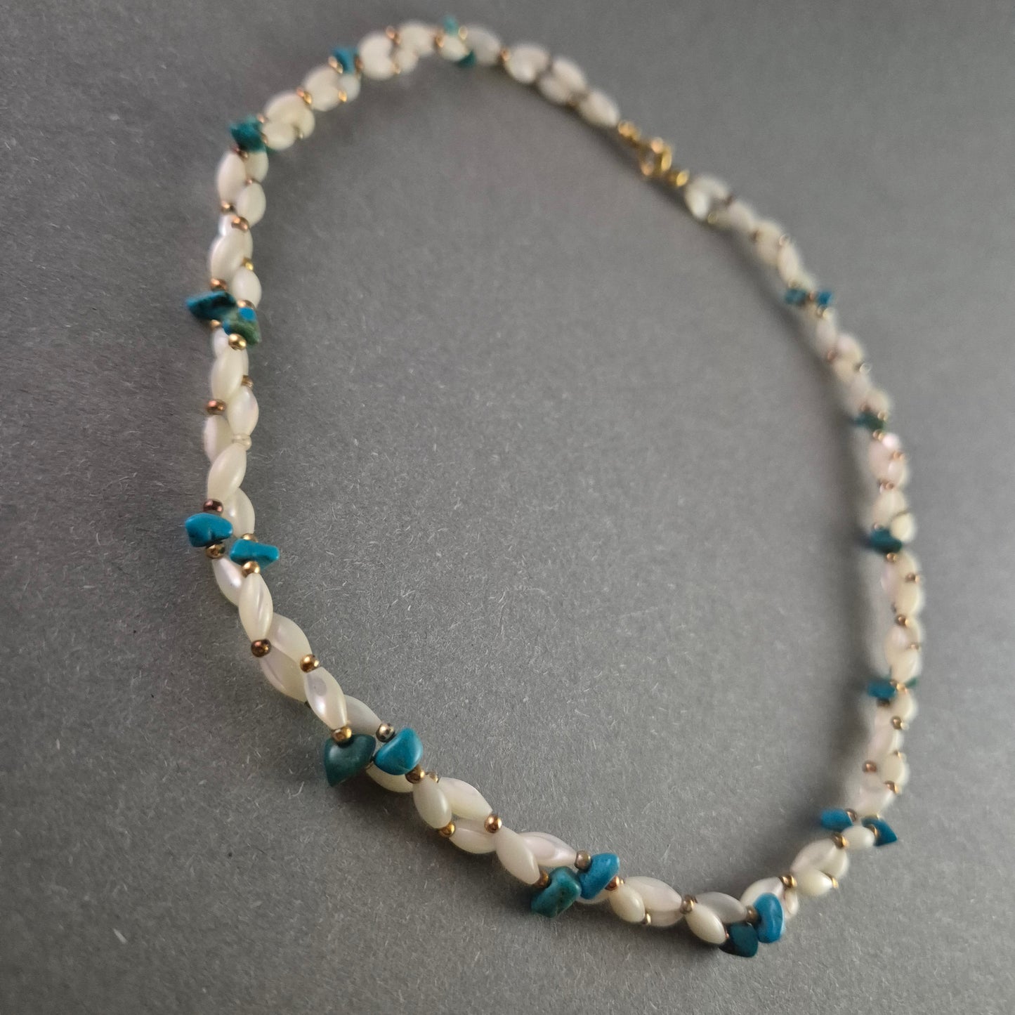 Filigrane Vintage-Perlenkette – Elegantes Weiß mit Türkis-Akzenten