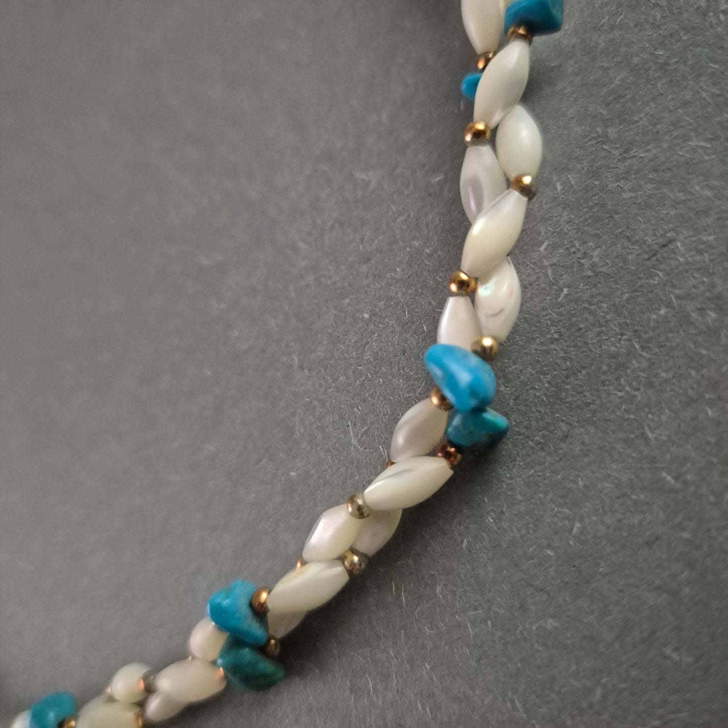 Filigrane Vintage-Perlenkette – Elegantes Weiß mit Türkis-Akzenten