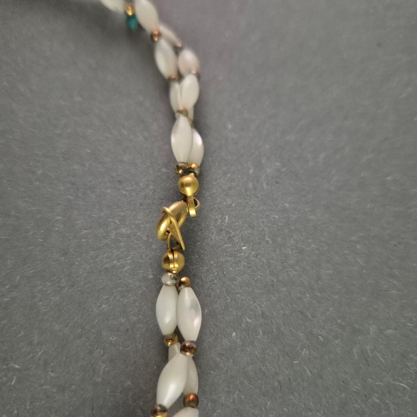 Filigrane Vintage-Perlenkette – Elegantes Weiß mit Türkis-Akzenten