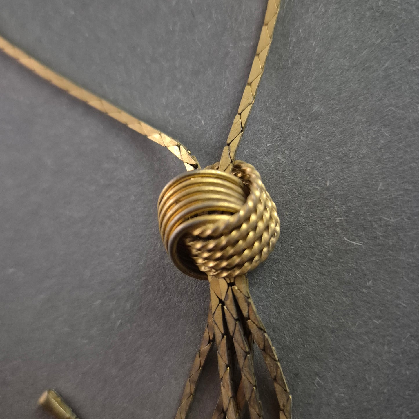 Vintage Goldfarbene Knoten-Halskette – Eleganter Retro-Stil