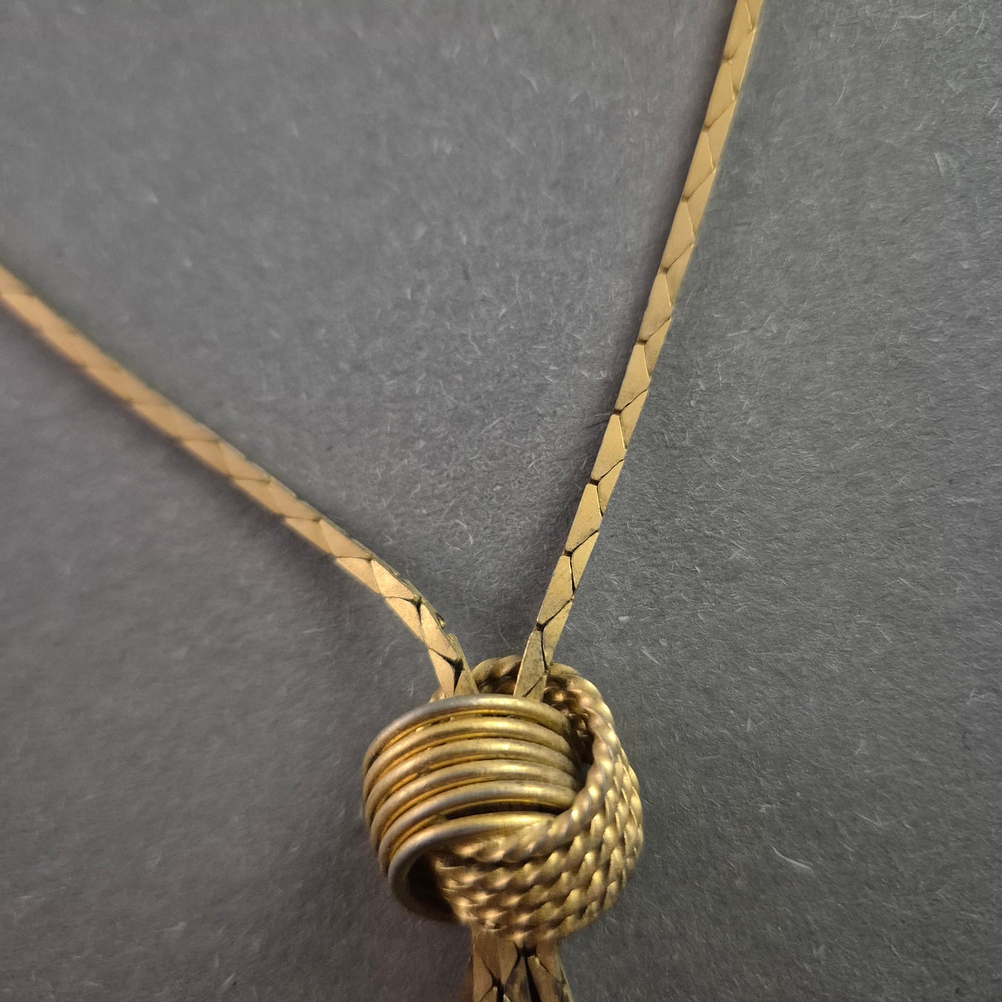 Vintage Goldfarbene Knoten-Halskette – Eleganter Retro-Stil