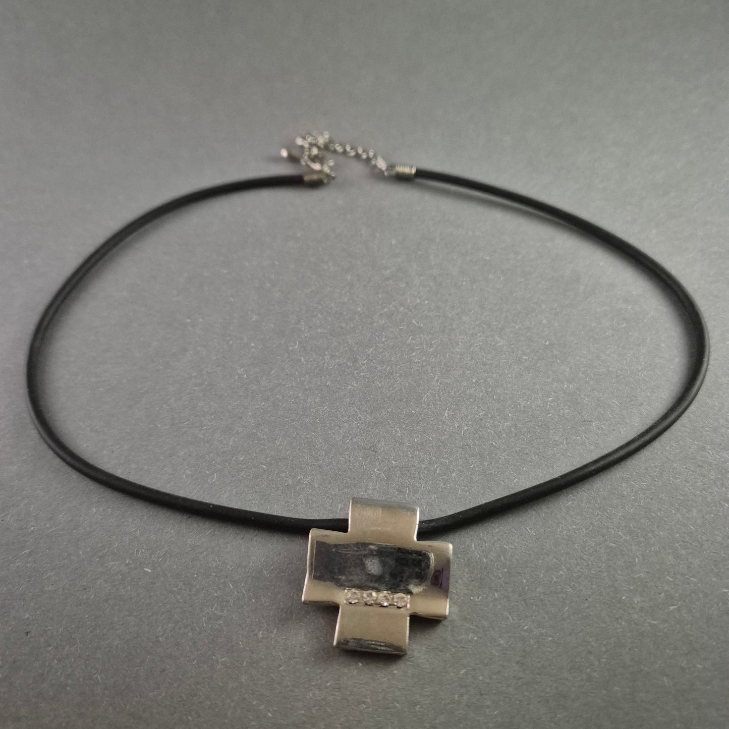 Minimalistische Lederkette mit Kreuz-Anhänger – Schlicht & Elegant