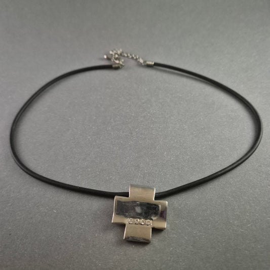 Minimalistische Lederkette mit Kreuz-Anhänger – Schlicht & Elegant