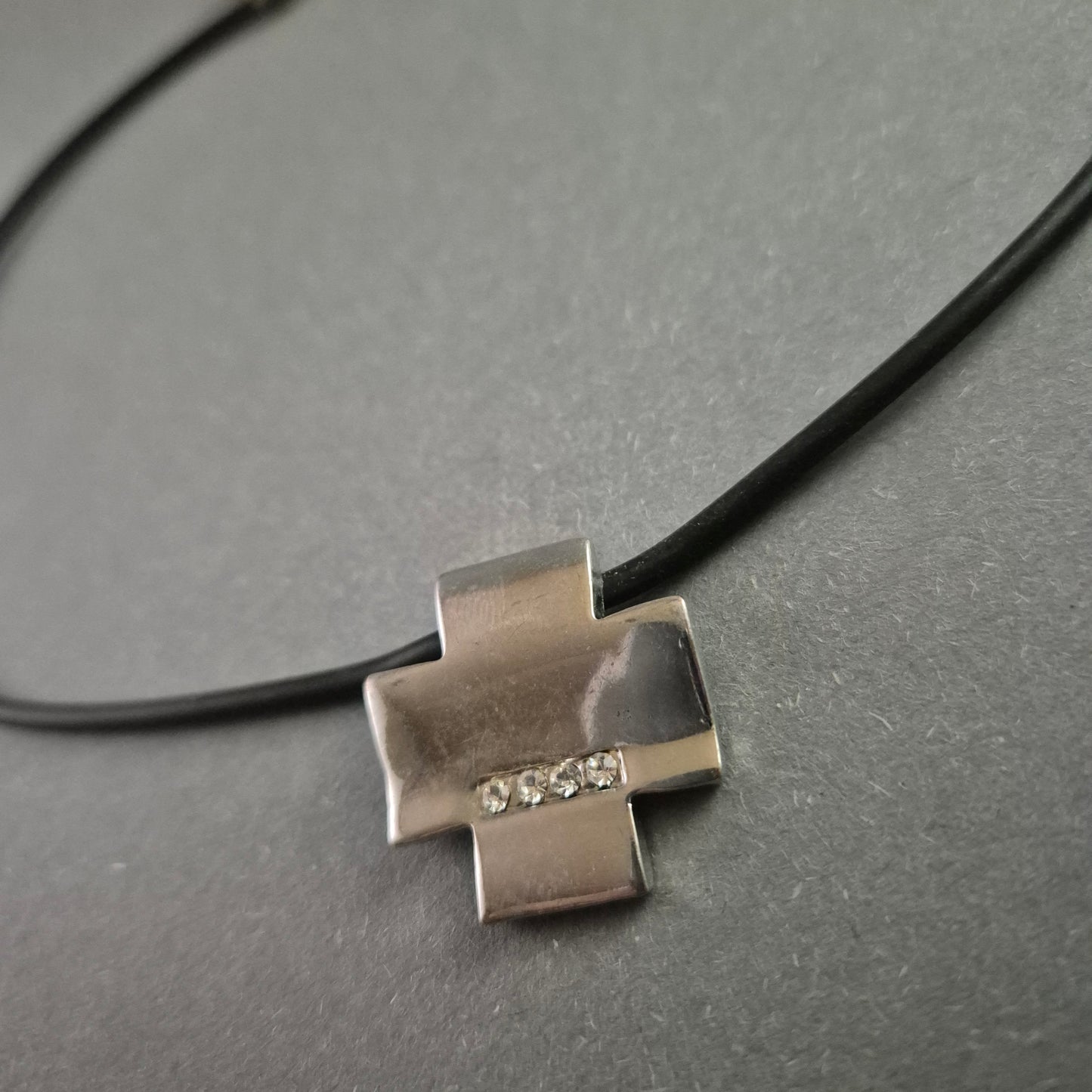 Minimalistische Lederkette mit Kreuz-Anhänger – Schlicht & Elegant