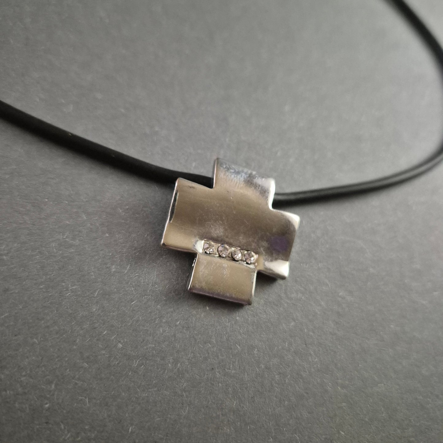 Minimalistische Lederkette mit Kreuz-Anhänger – Schlicht & Elegant