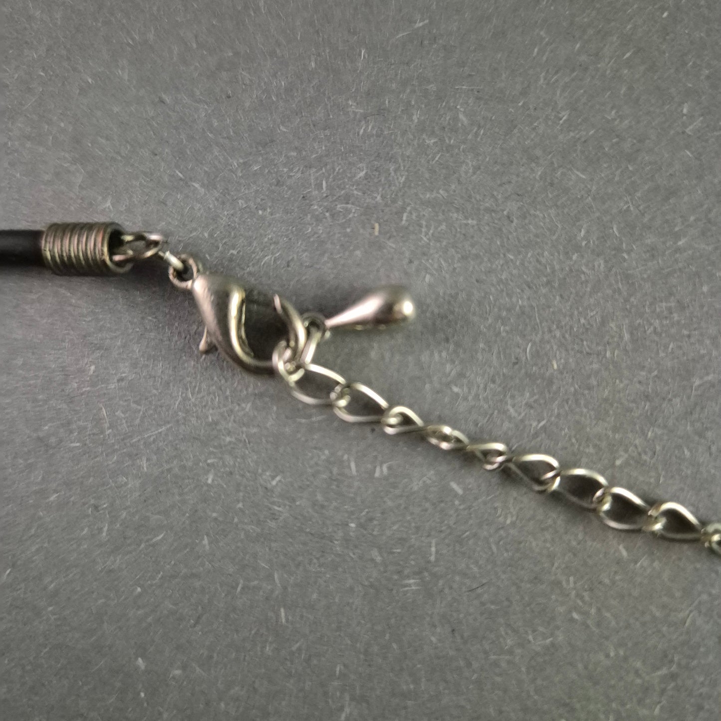 Minimalistische Lederkette mit Kreuz-Anhänger – Schlicht & Elegant