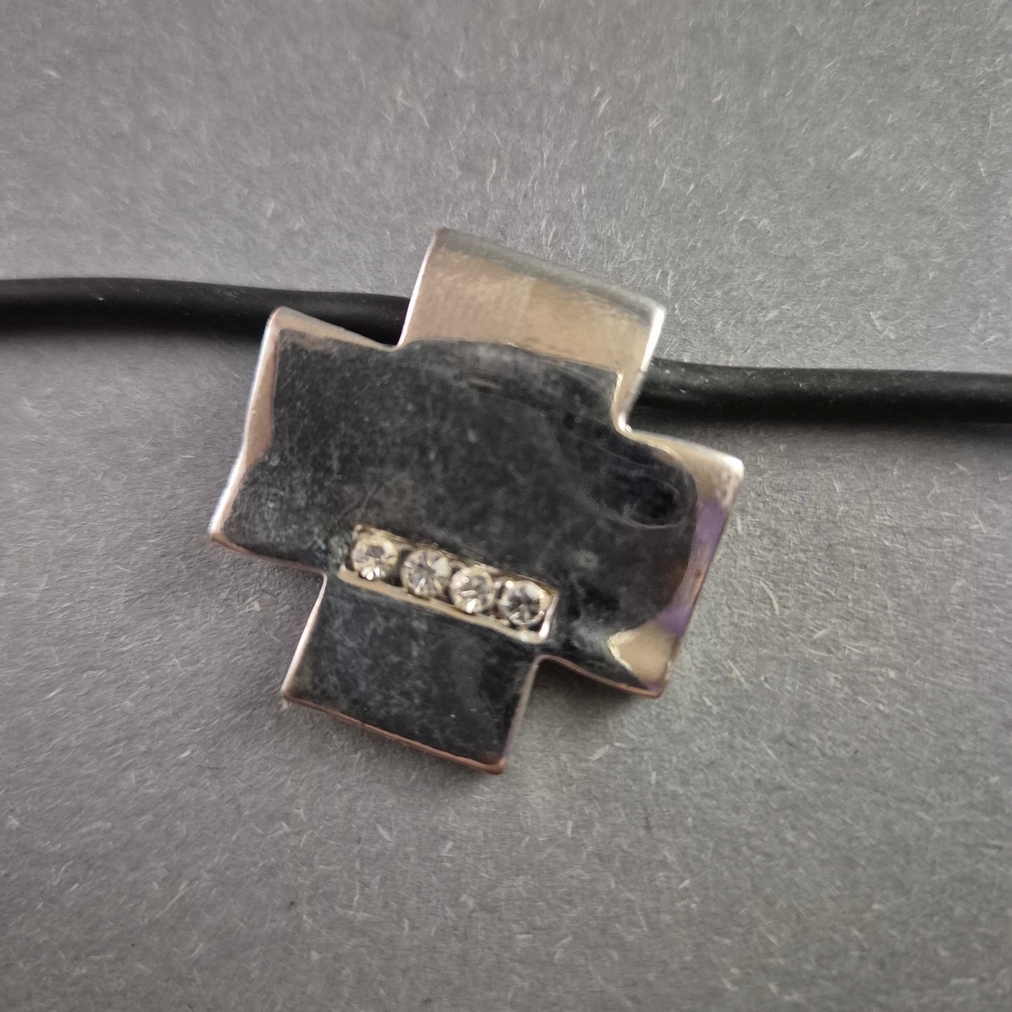 Minimalistische Lederkette mit Kreuz-Anhänger – Schlicht & Elegant