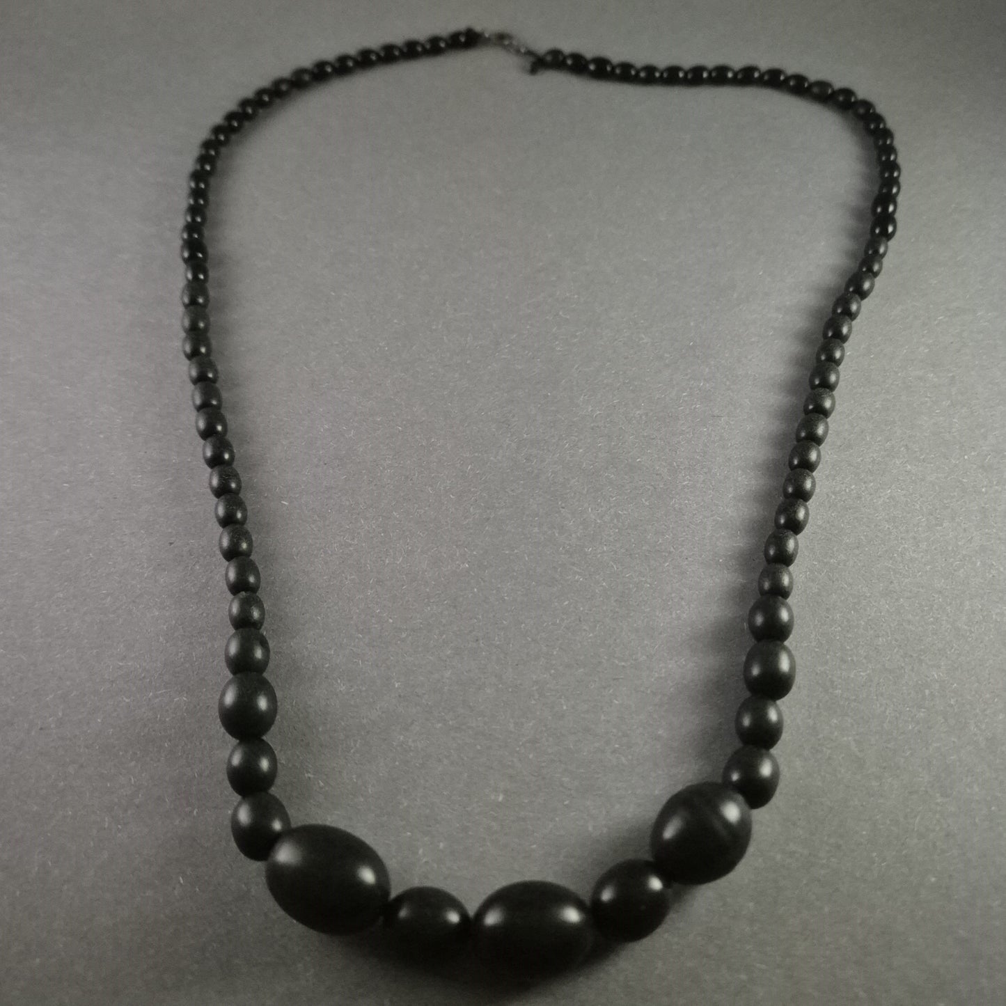 Schwarze Perlenkette – Zeitlose Eleganz mit Matt-Finish