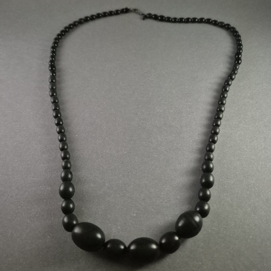 Schwarze Perlenkette – Zeitlose Eleganz mit Matt-Finish