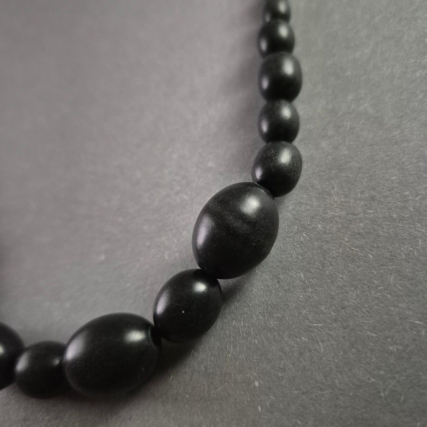 Schwarze Perlenkette – Zeitlose Eleganz mit Matt-Finish