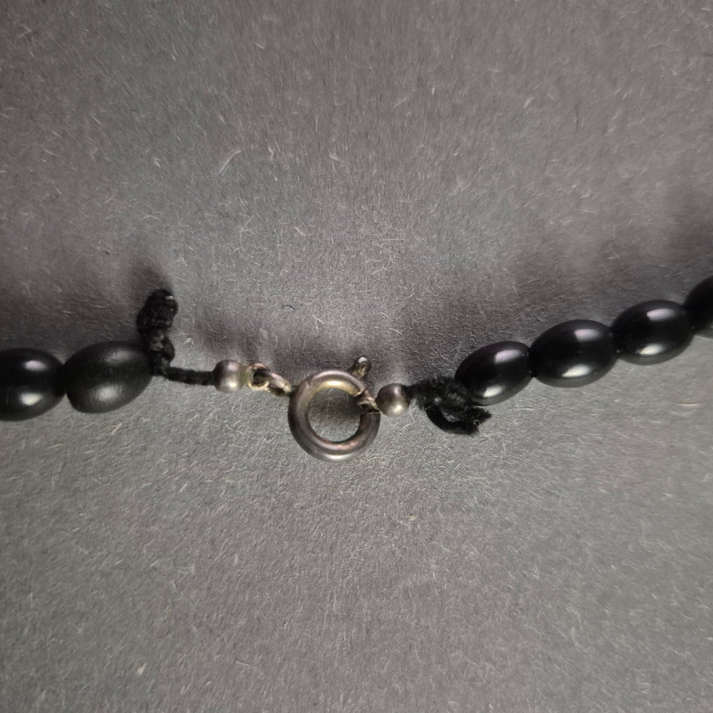 Schwarze Perlenkette – Zeitlose Eleganz mit Matt-Finish