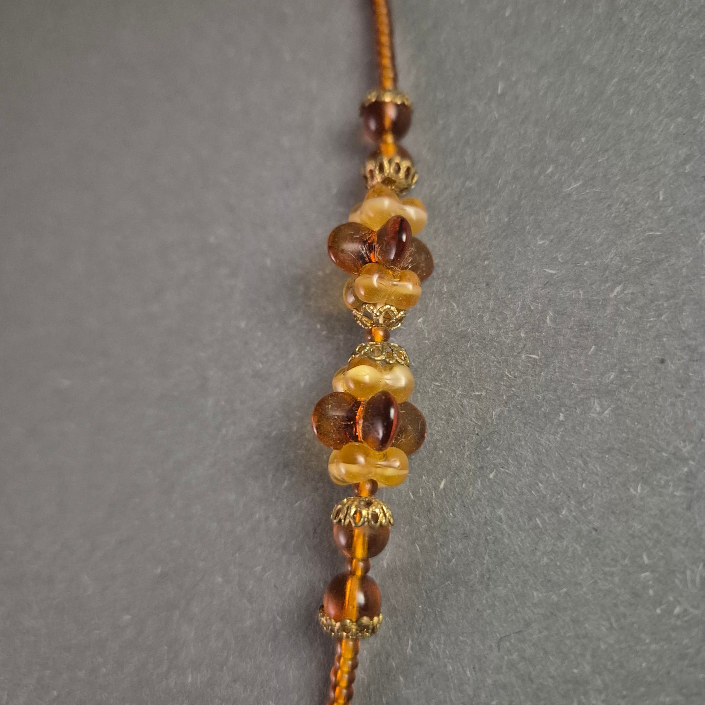 Elegante Bernstein-Halskette – Naturbelassene Schönheit mit filigranen Details