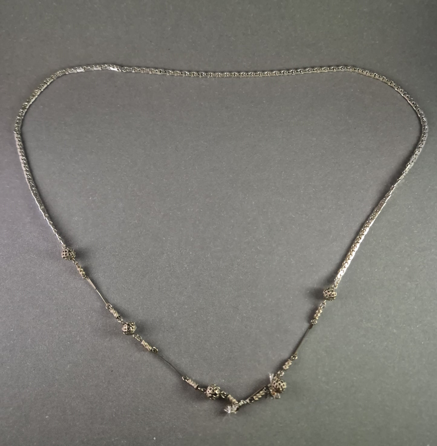 Antike Silberkette mit filigranen Kugel-Elementen – Eleganz & Handwerkskunst