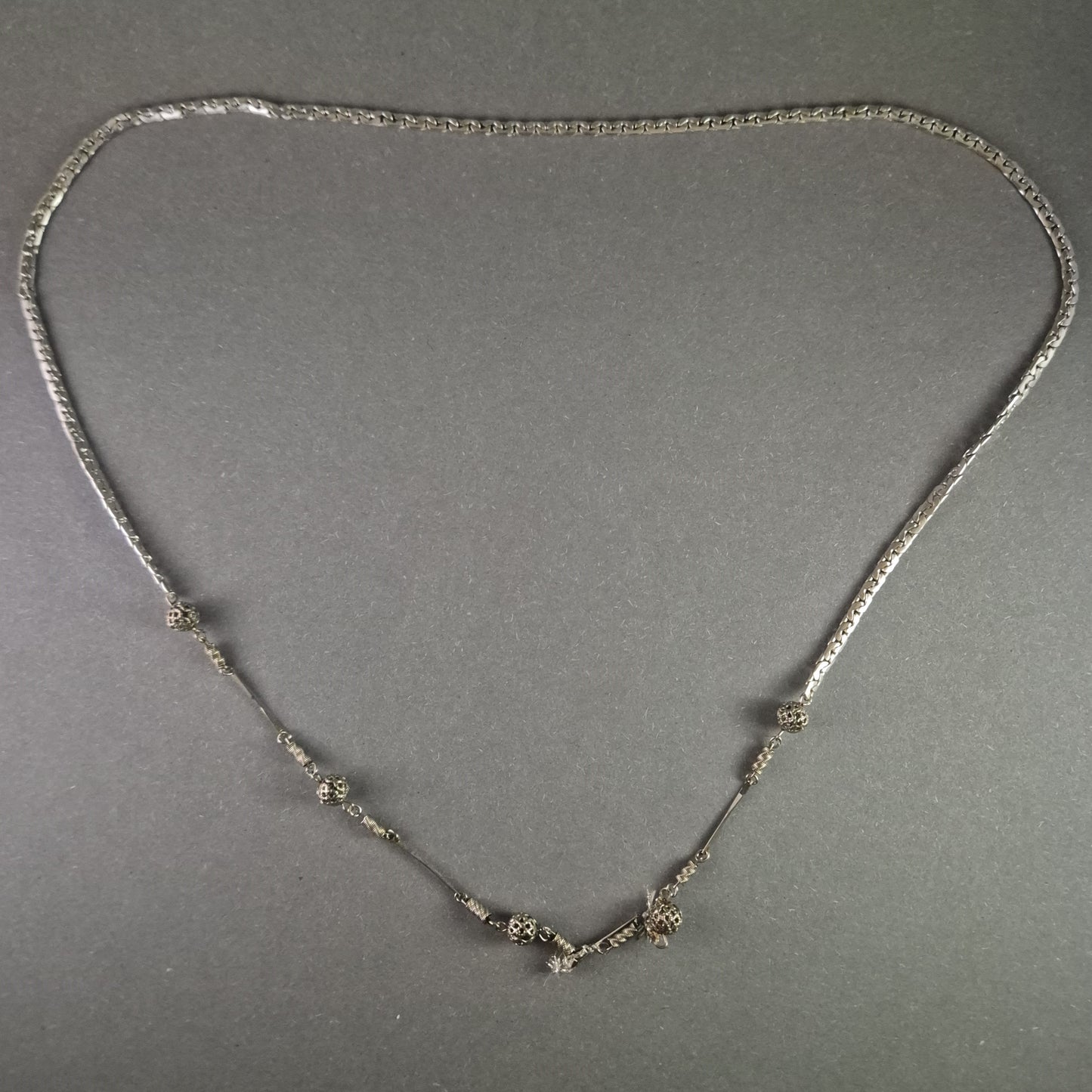 Antike Silberkette mit filigranen Kugel-Elementen – Eleganz & Handwerkskunst