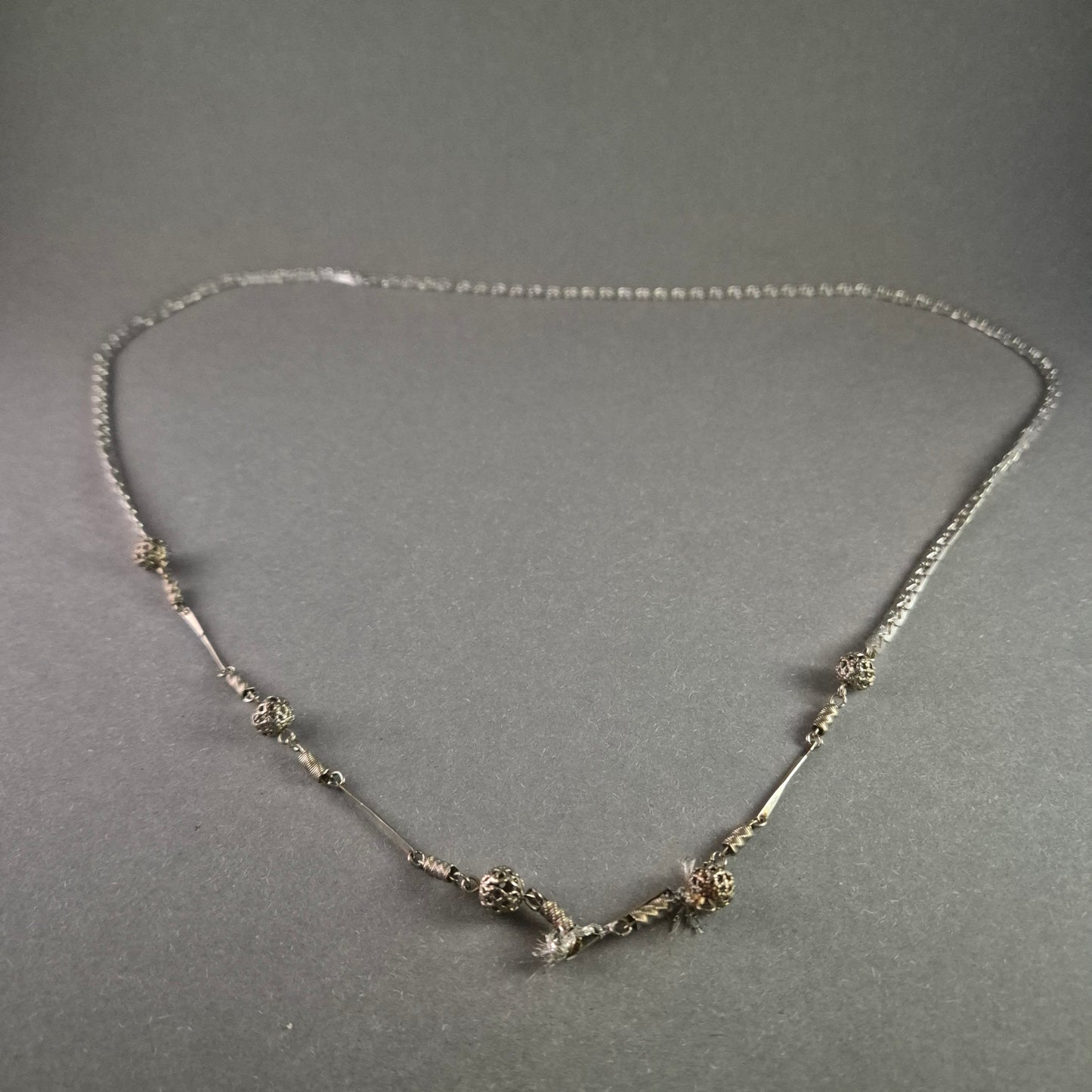 Antike Silberkette mit filigranen Kugel-Elementen – Eleganz & Handwerkskunst