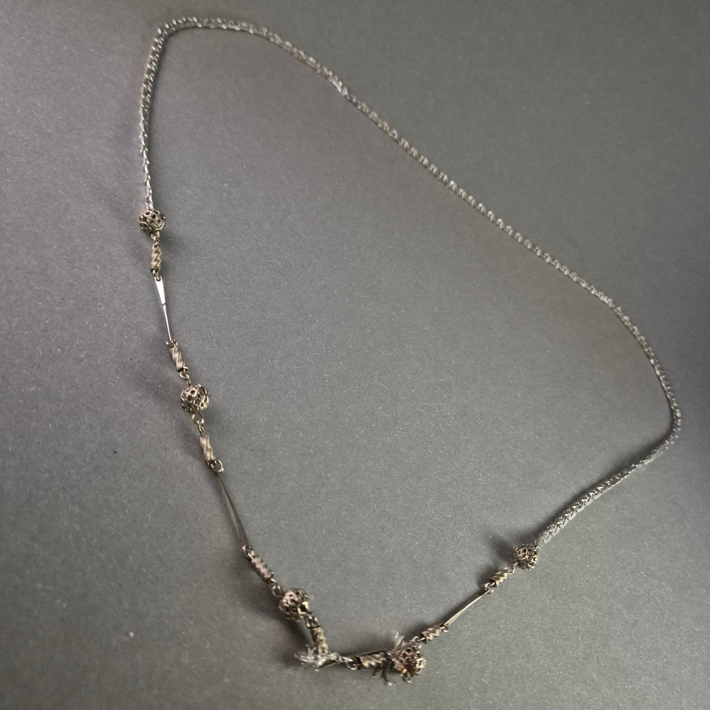 Antike Silberkette mit filigranen Kugel-Elementen – Eleganz & Handwerkskunst