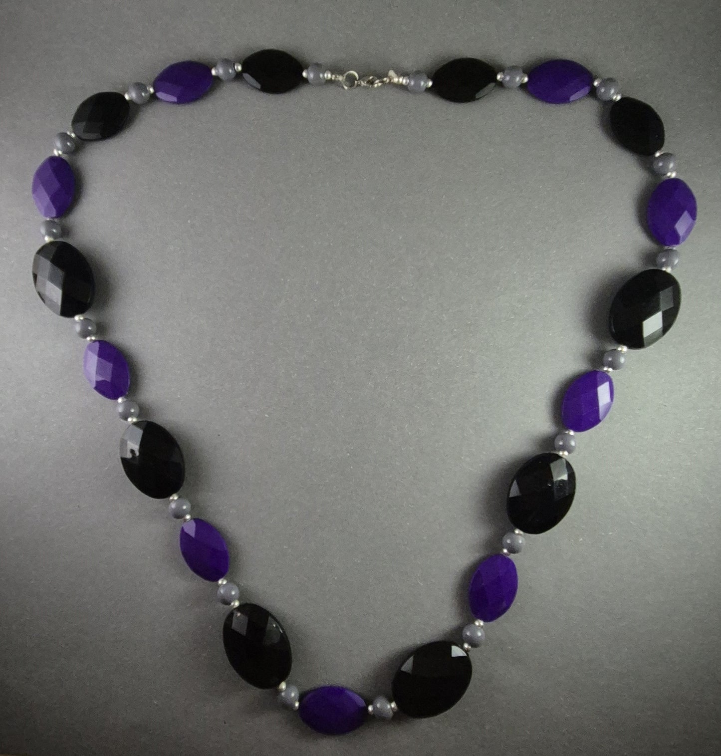 Elegante Statement-Halskette – Facettierte Perlen in Schwarz & Violett