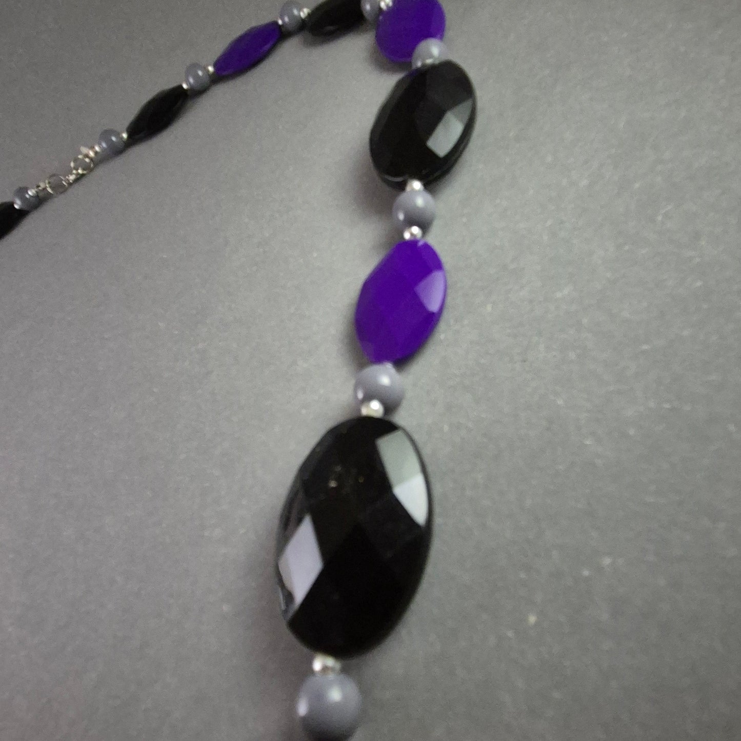 Elegante Statement-Halskette – Facettierte Perlen in Schwarz & Violett