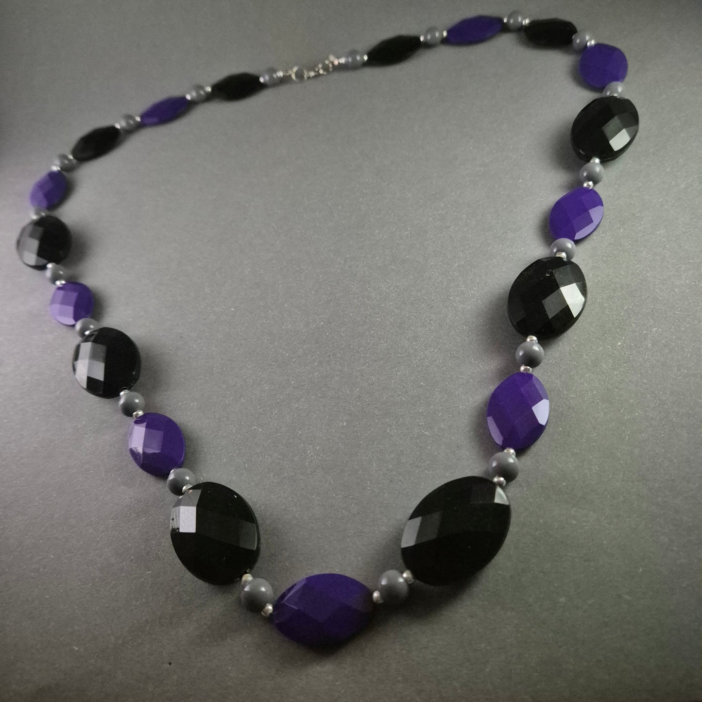 Elegante Statement-Halskette – Facettierte Perlen in Schwarz & Violett