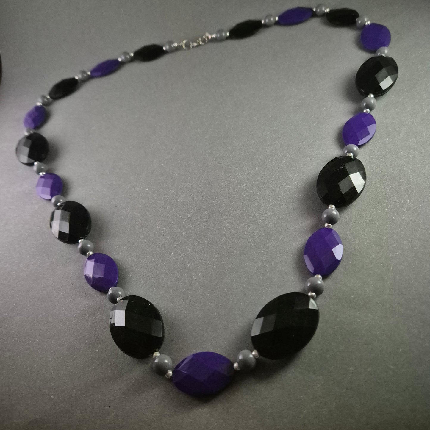 Elegante Statement-Halskette – Facettierte Perlen in Schwarz & Violett