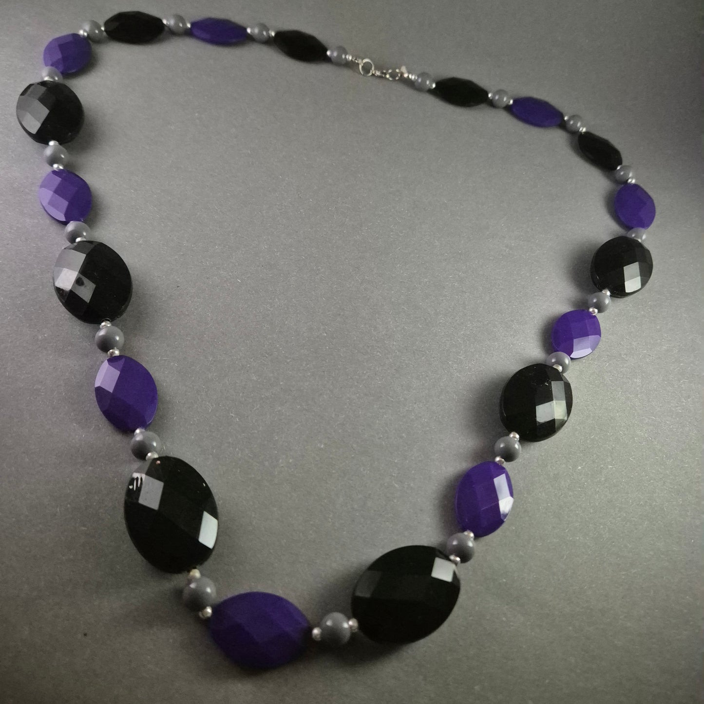 Elegante Statement-Halskette – Facettierte Perlen in Schwarz & Violett