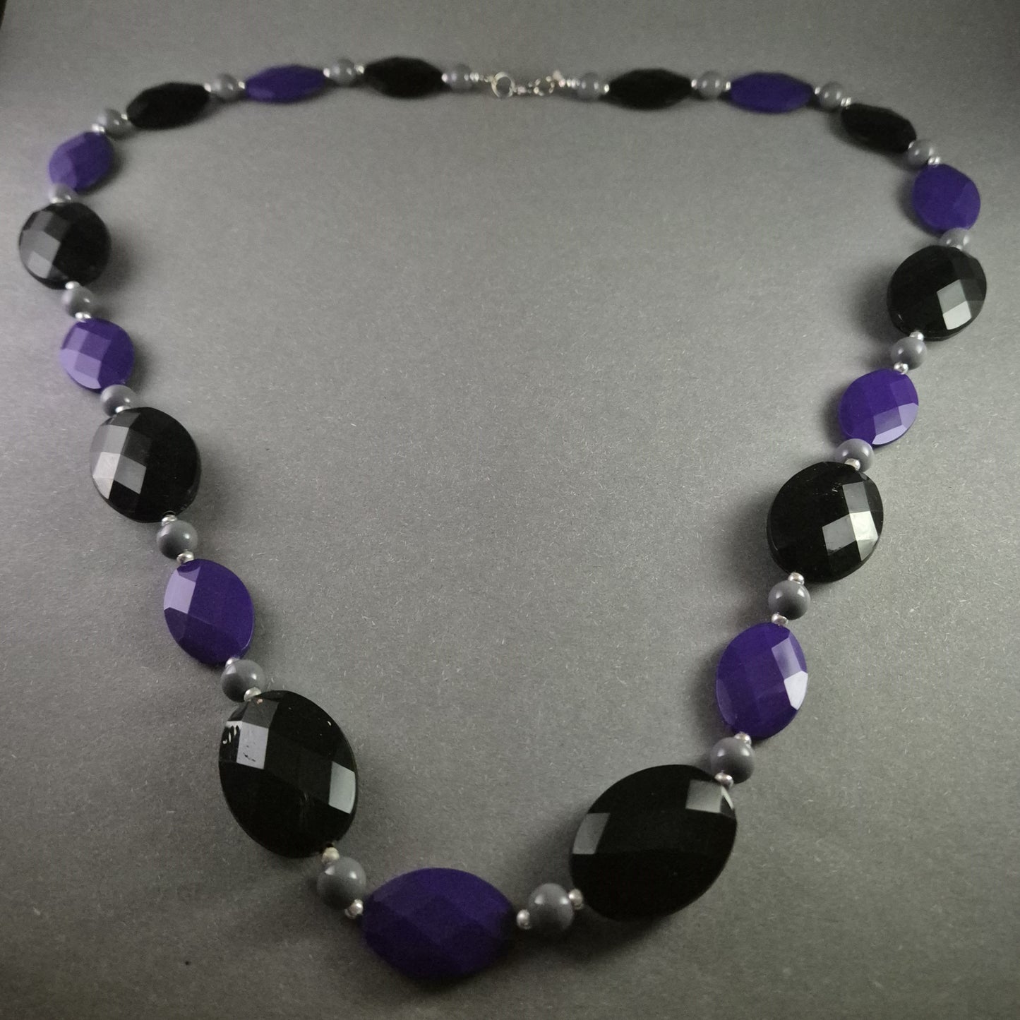 Elegante Statement-Halskette – Facettierte Perlen in Schwarz & Violett