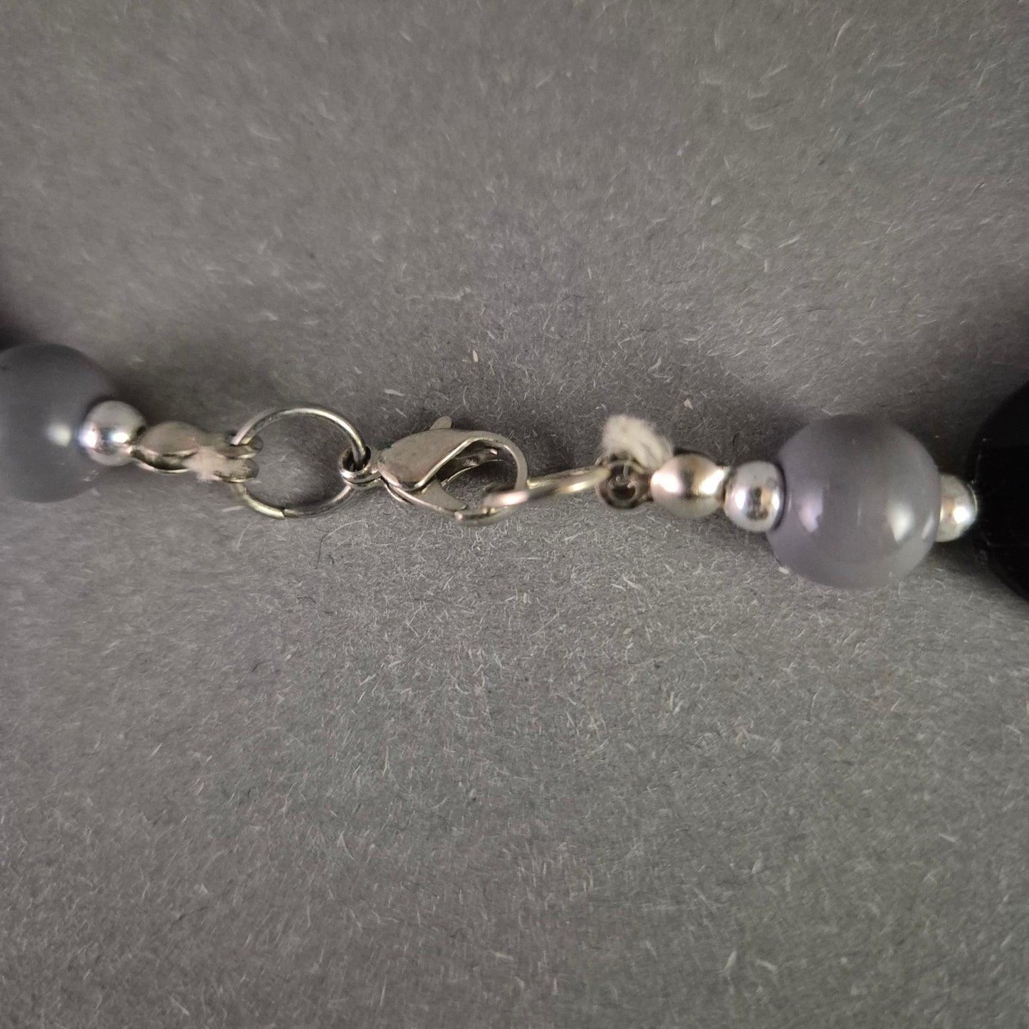 Elegante Statement-Halskette – Facettierte Perlen in Schwarz & Violett