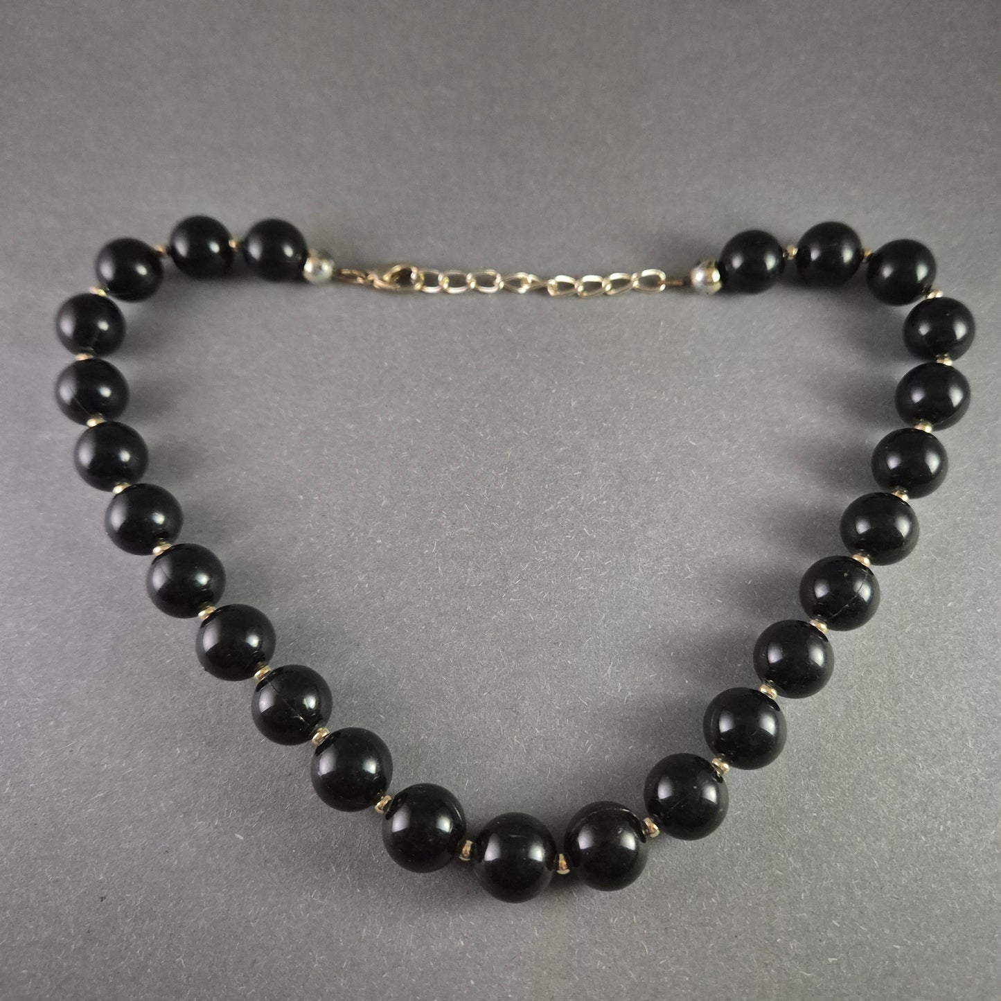 Klassische Perlenkette – Elegante schwarze Kugelperlen mit Goldakzenten