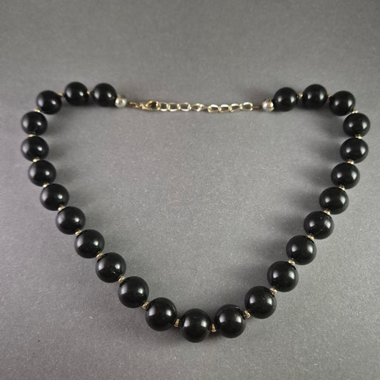 Klassische Perlenkette – Elegante schwarze Kugelperlen mit Goldakzenten
