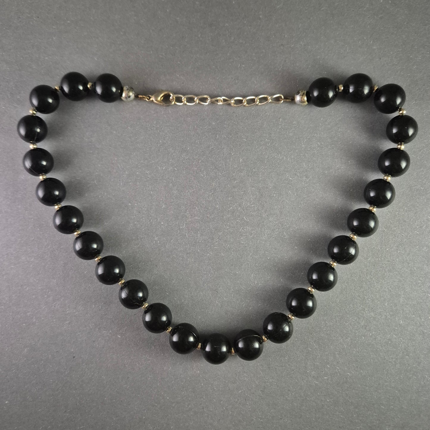 Klassische Perlenkette – Elegante schwarze Kugelperlen mit Goldakzenten