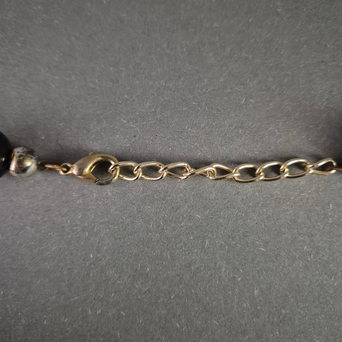 Klassische Perlenkette – Elegante schwarze Kugelperlen mit Goldakzenten