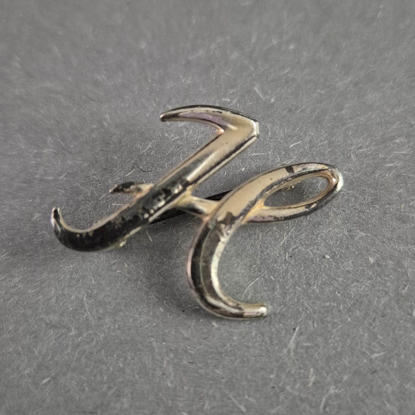 Vintage Brosche "H" – Elegante Initialen-Brosche in Silberoptik