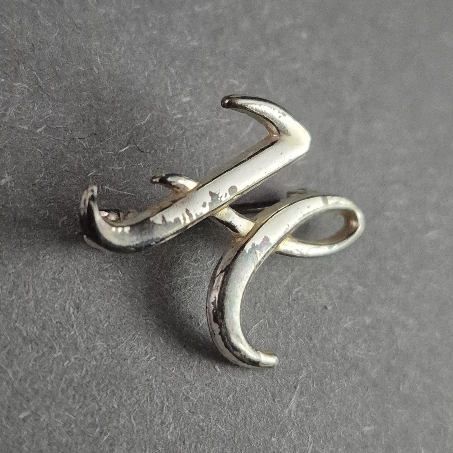 Vintage Brosche "H" – Elegante Initialen-Brosche in Silberoptik