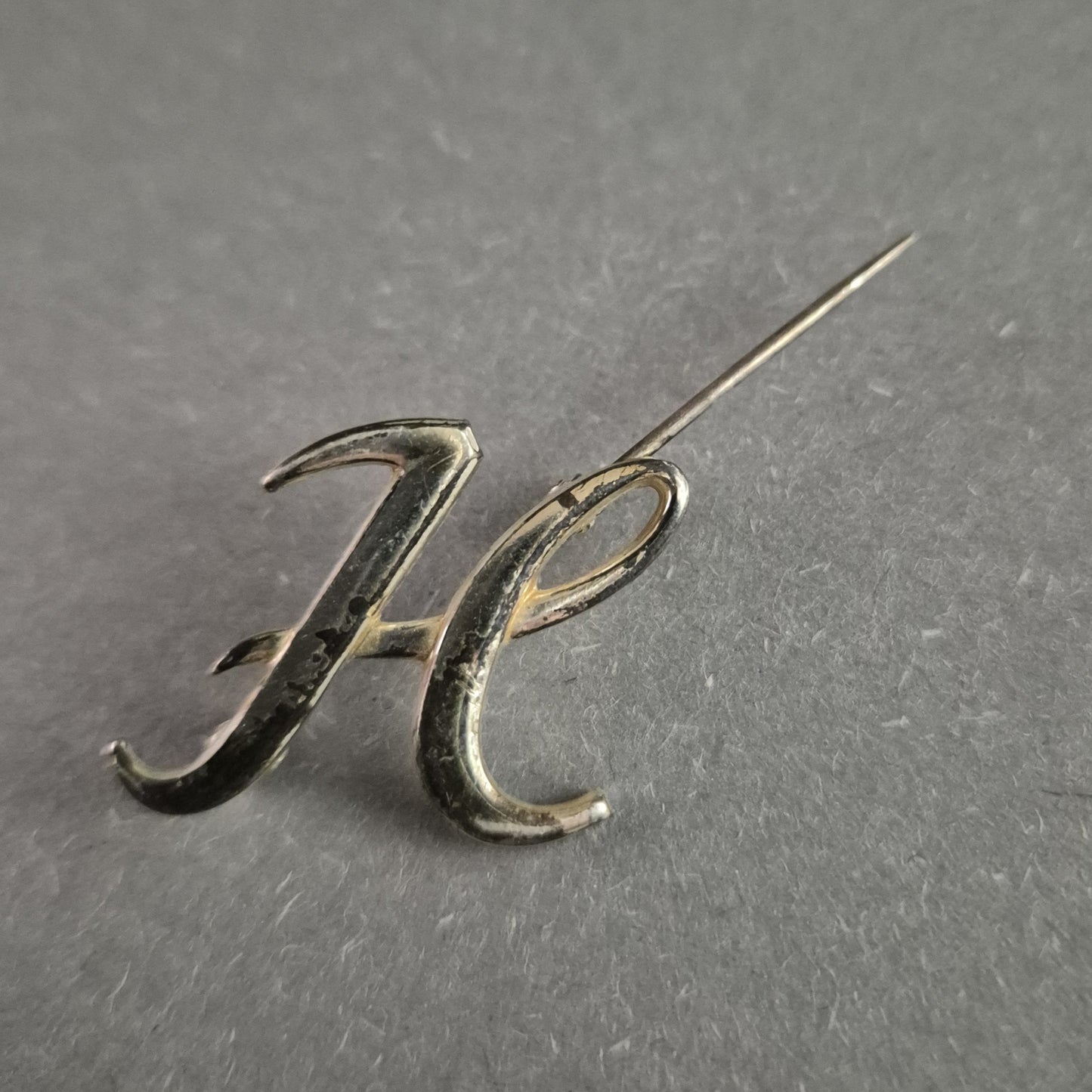 Vintage Brosche "H" – Elegante Initialen-Brosche in Silberoptik