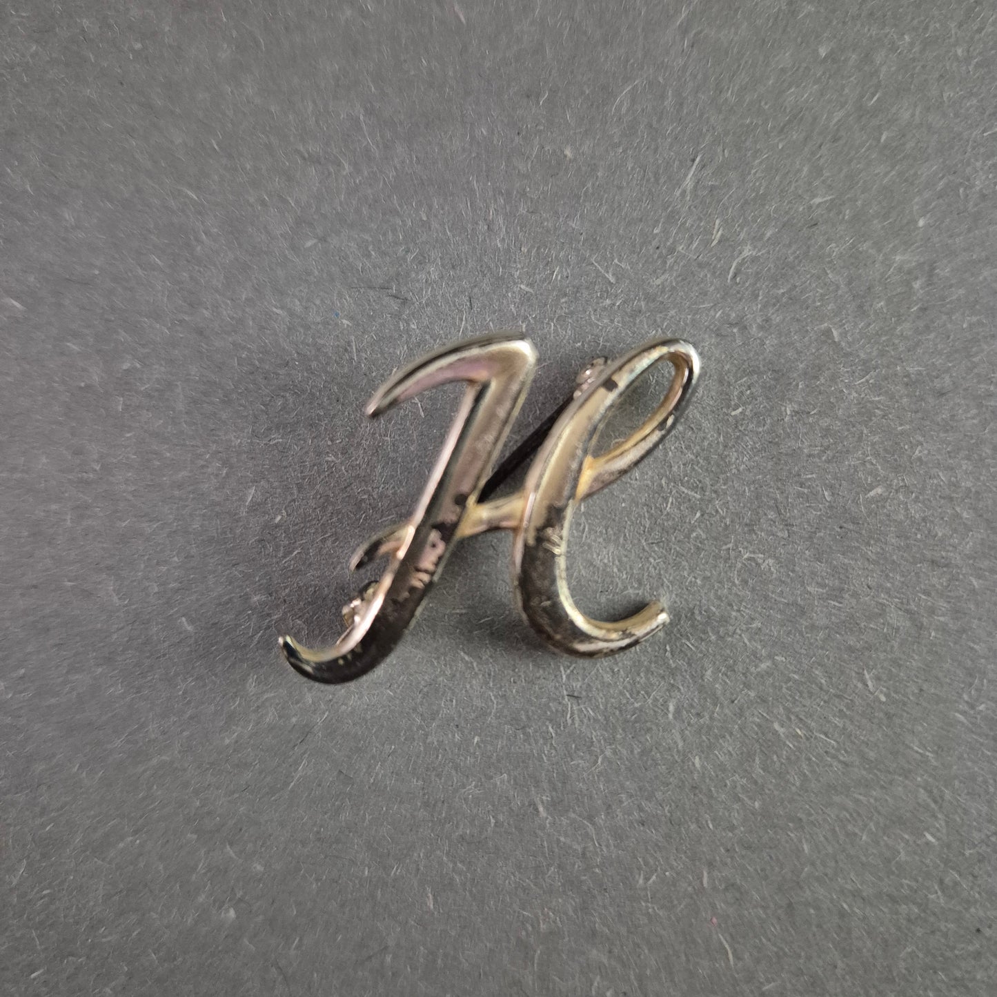 Vintage Brosche "H" – Elegante Initialen-Brosche in Silberoptik
