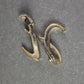 Vintage Brosche "H" – Elegante Initialen-Brosche in Silberoptik