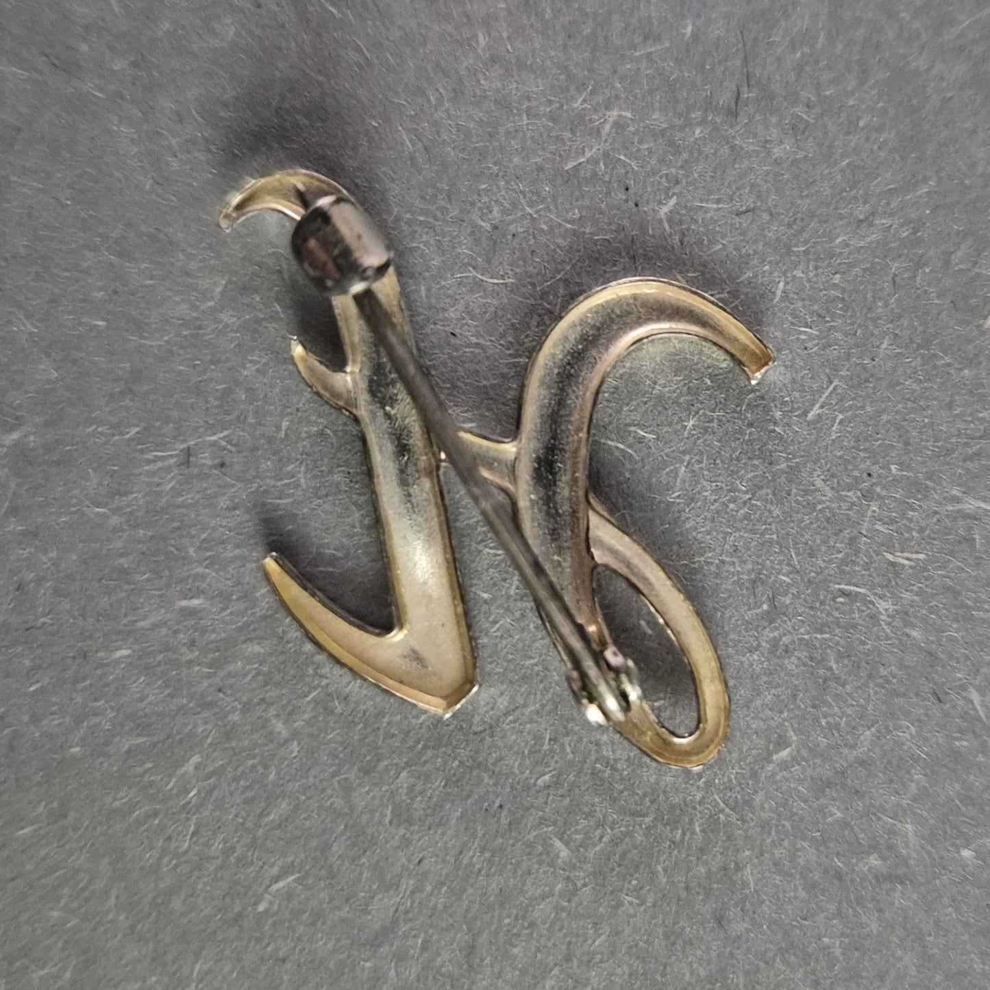 Vintage Brosche "H" – Elegante Initialen-Brosche in Silberoptik
