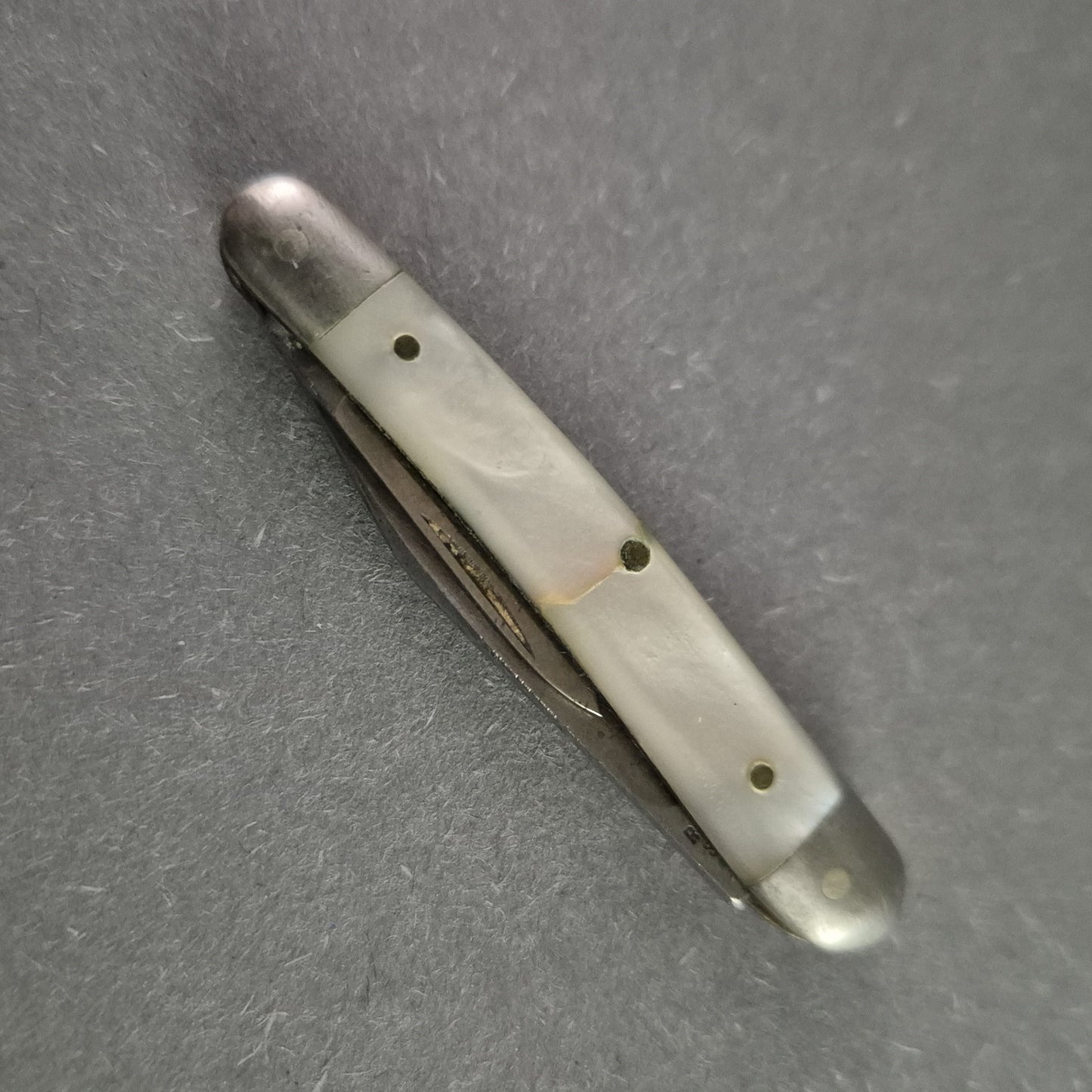 Antikes Taschenmesser – Elegantes Design mit Perlmuttgriff