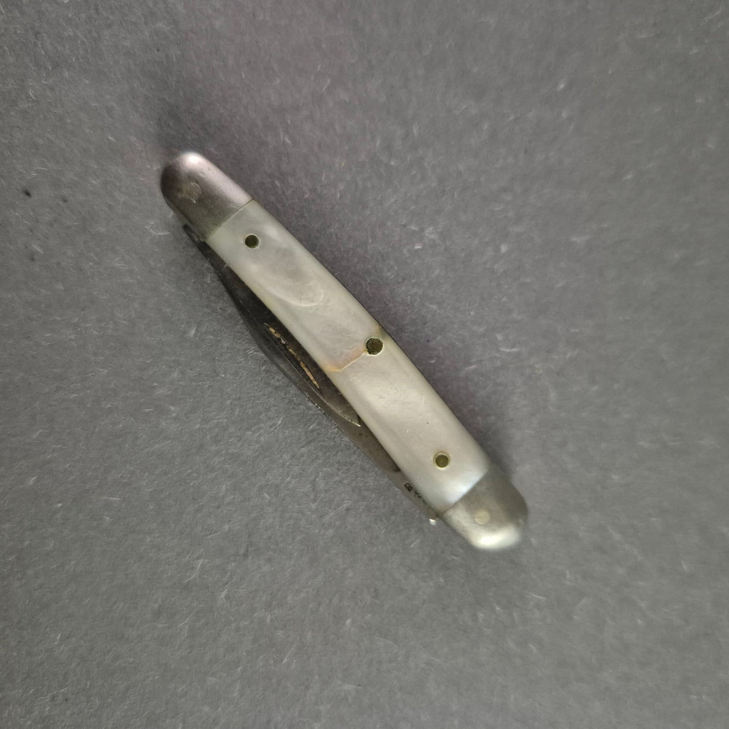 Antikes Taschenmesser – Elegantes Design mit Perlmuttgriff