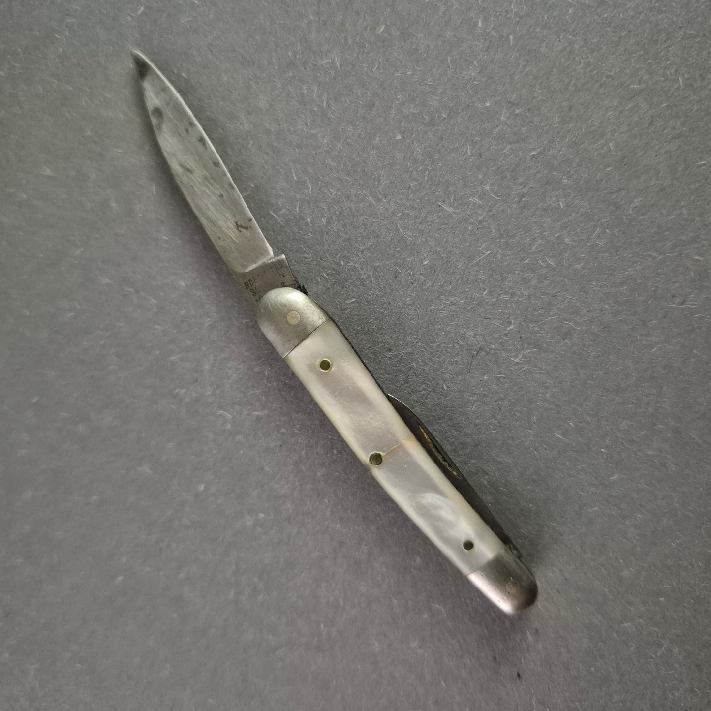 Antikes Taschenmesser – Elegantes Design mit Perlmuttgriff