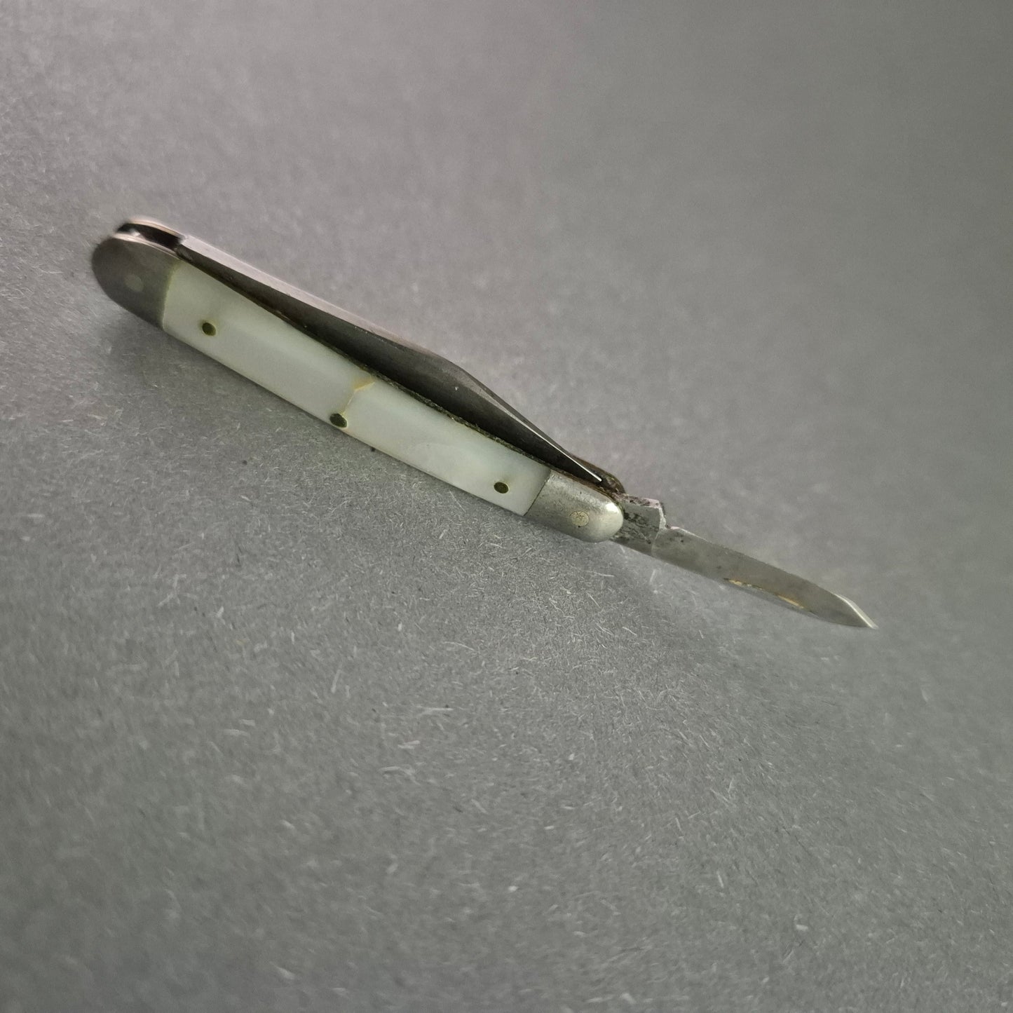 Antikes Taschenmesser – Elegantes Design mit Perlmuttgriff