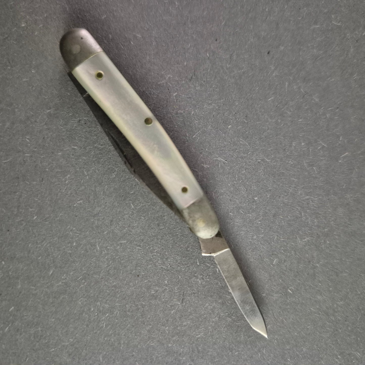 Antikes Taschenmesser – Elegantes Design mit Perlmuttgriff