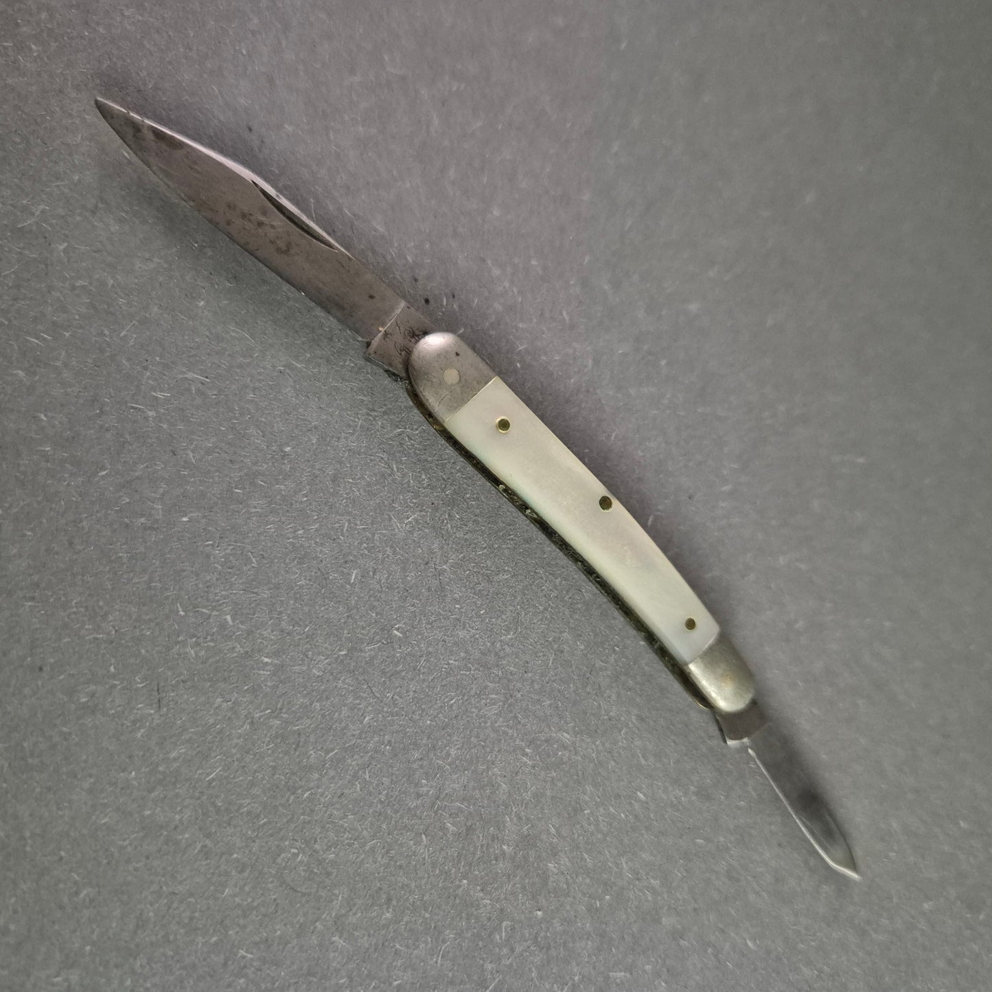 Antikes Taschenmesser – Elegantes Design mit Perlmuttgriff