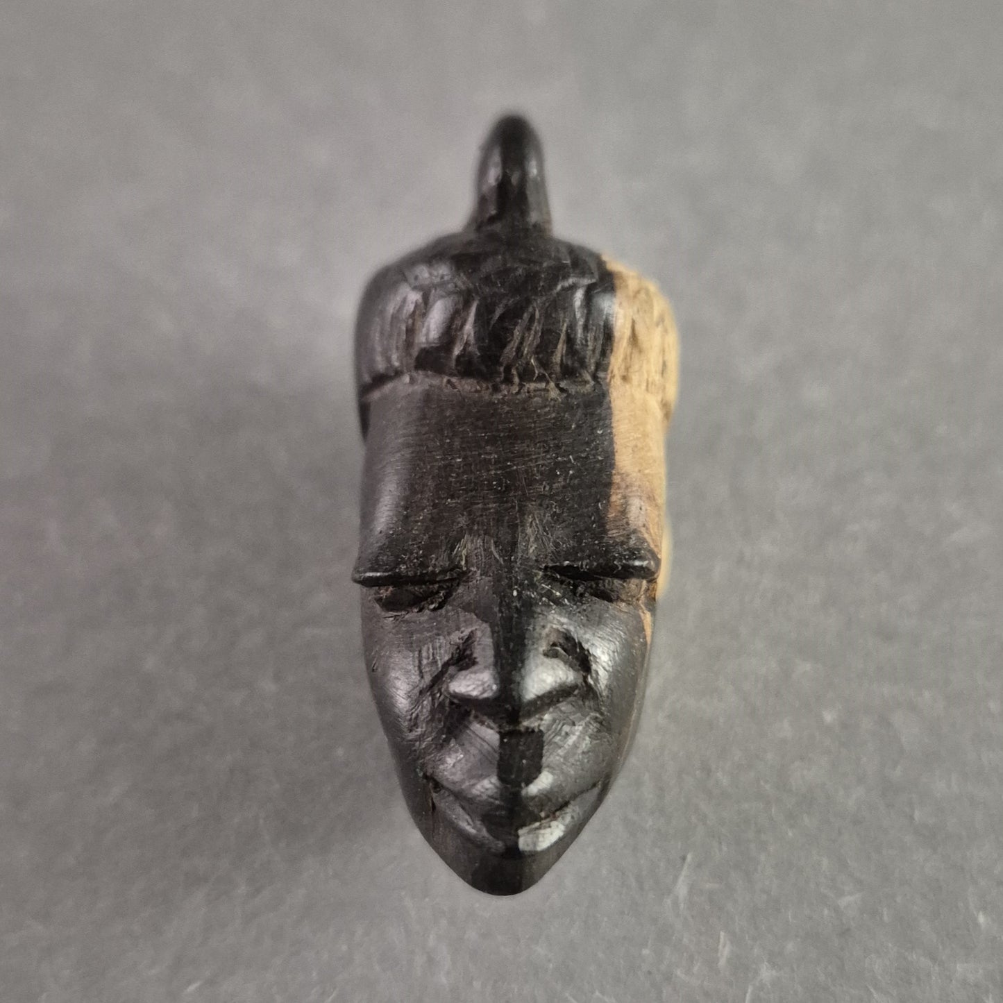 Handgeschnitzter Holzanhänger – Afrikanische Kunst mit einzigartiger Patina